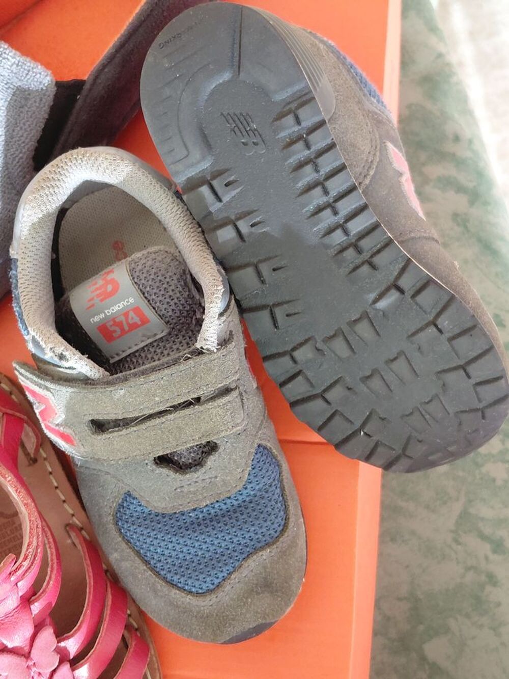 Differentes chaussures , femles- enfants et hommes. Chaussures