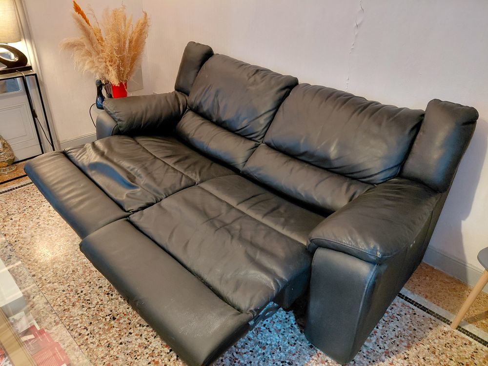 Canap&eacute; et fauteuil cuir pleine fleur tr&egrave;s bon &eacute;tat. Meubles