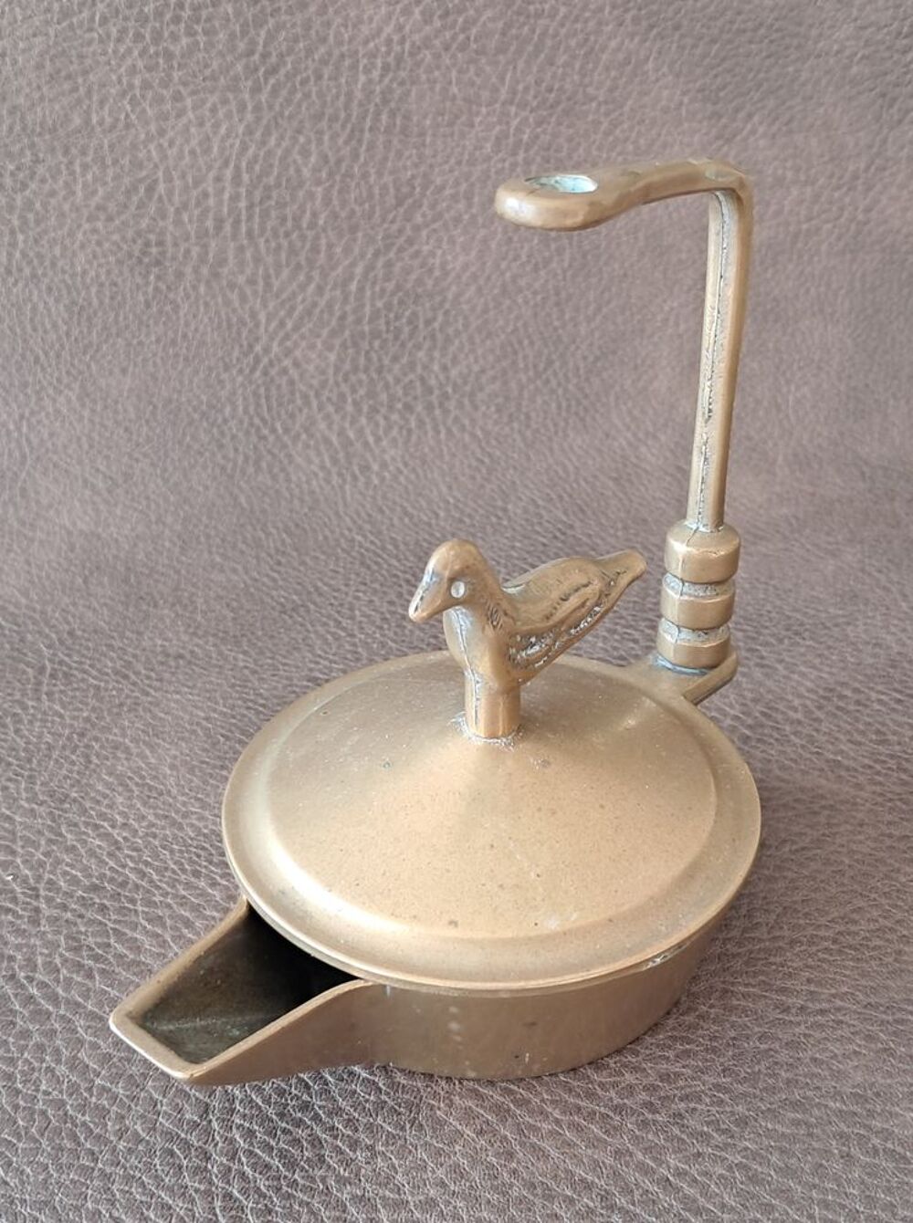 lampe &agrave; huile en laiton surmont&eacute;e d'un oiseau 
Décoration