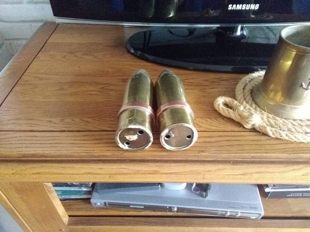2 Anciennes (( munissions d&eacute;samorc&eacute;es et vides )) 
