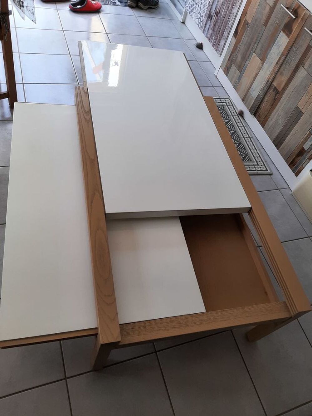 Table de salon tr&egrave;s bon &eacute;tat en bois laqu&eacute; blanc Meubles