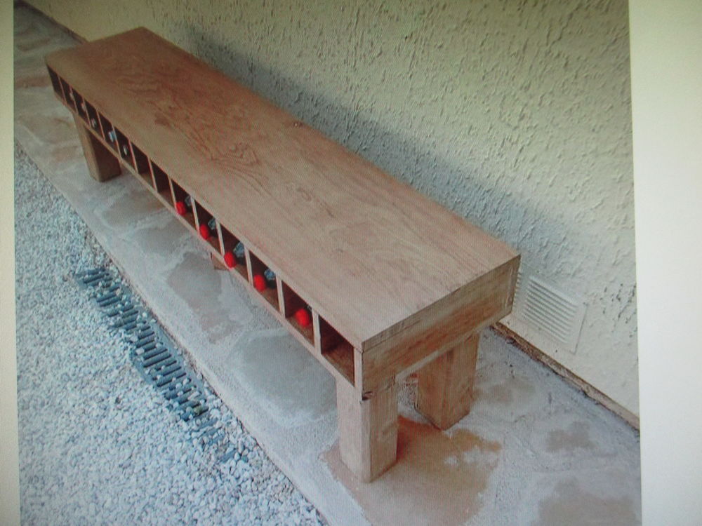 table basse avec 14 cassier pour ranger des bouteilles
Meubles