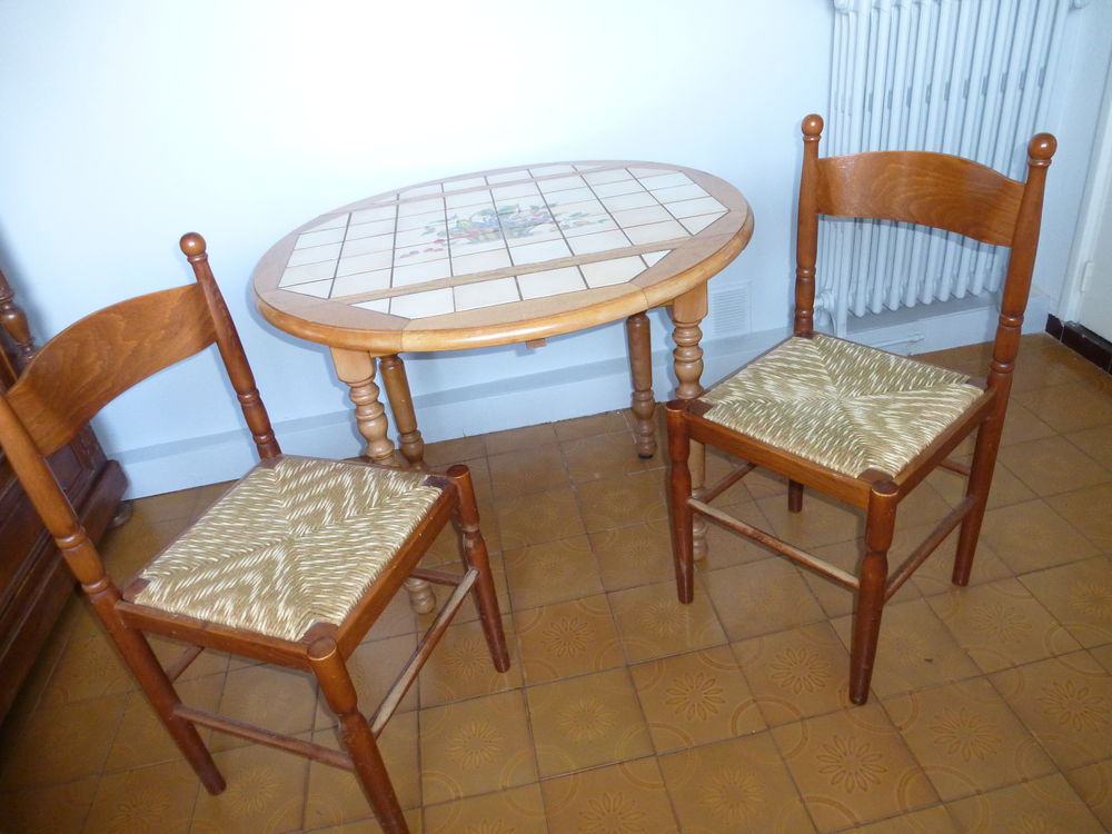 table de cuisine et 2 chaises empaill&eacute;es Meubles