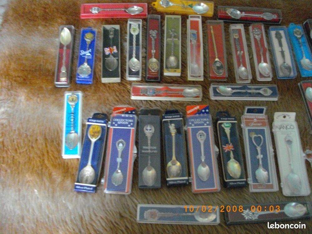 Lot de 49 petites cuill&egrave;res de collection 