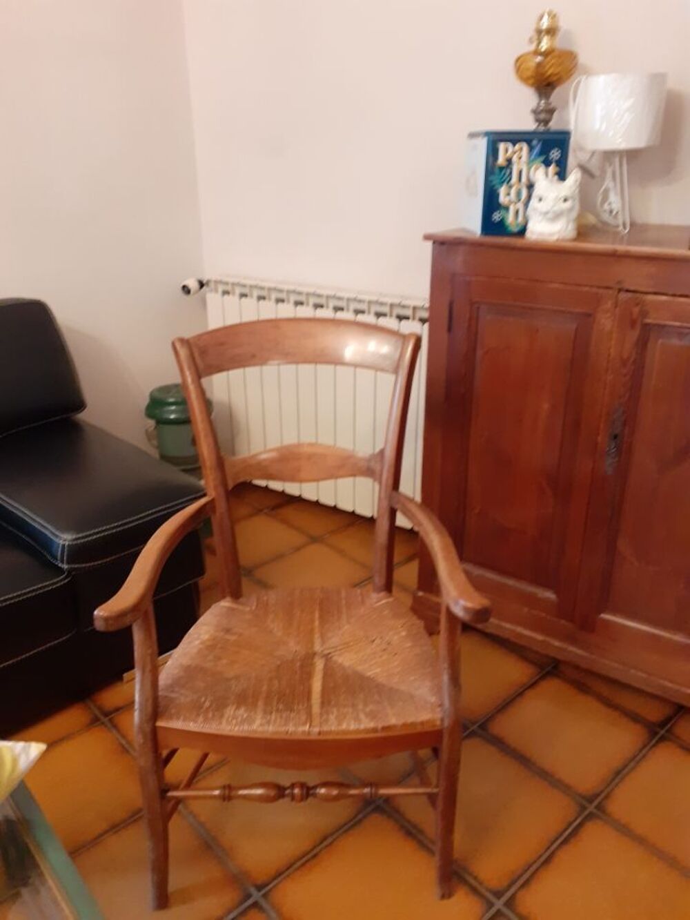 Armoire, bahut, fauteuils, vaisselles, etc.... Meubles