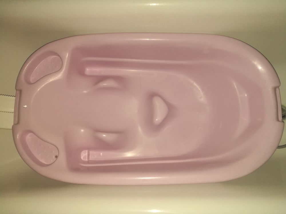 Baignoire BB ergonomique rose/lilas avec ses 2 supports Pu�riculture