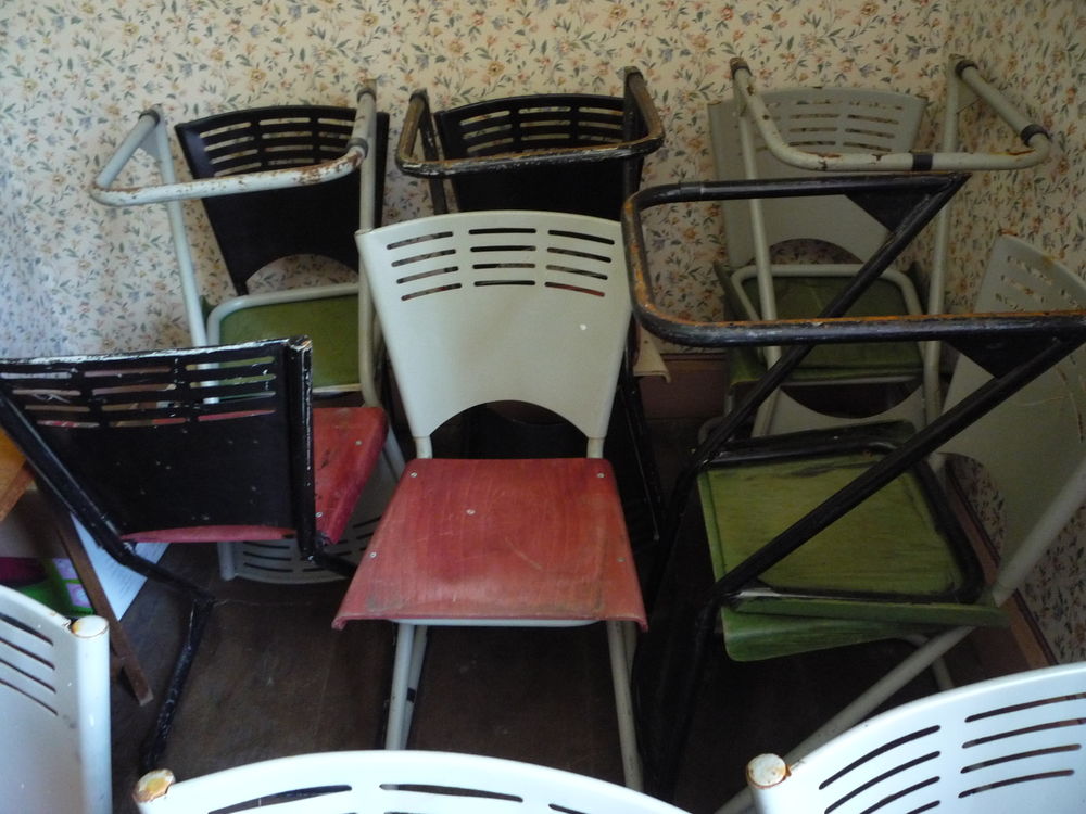 Chaise design moderniste
Le lot de 13 ou &agrave; l'unit&eacute;
35€ pi&egrave;ce Meubles