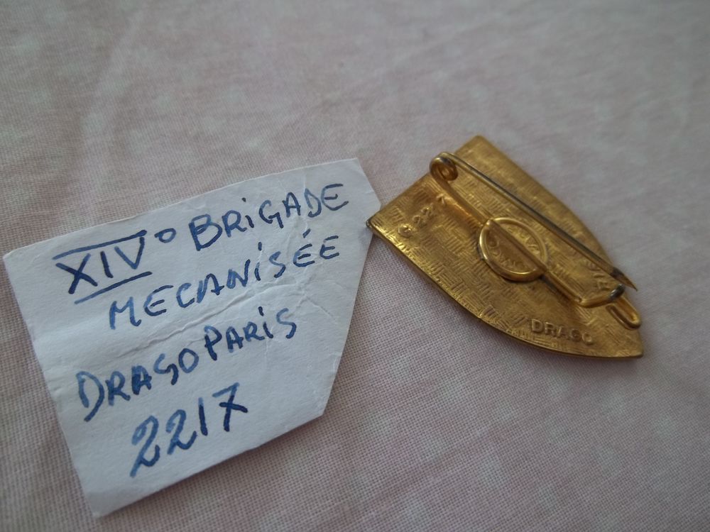 insigne 14&deg; brigade m&eacute;canis&eacute;e (lettres XIV) de fabrication D 