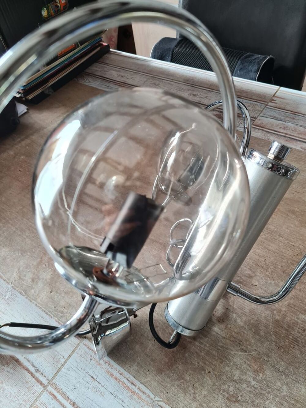 Lustre armature metal , 3 boules globes fum&eacute;es Décoration