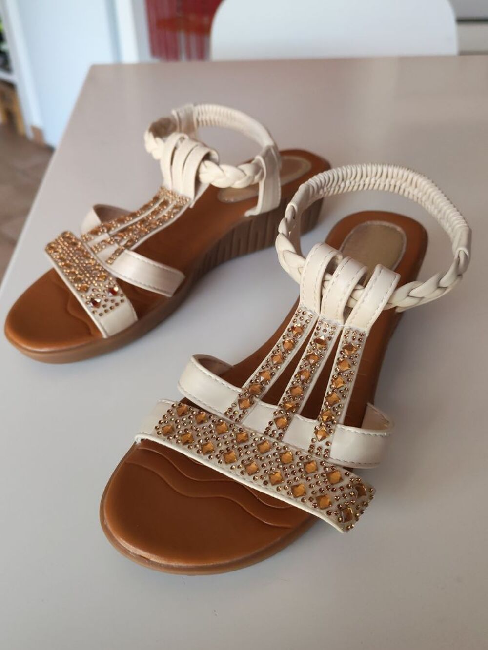 Sandales beige &agrave; talon compens&eacute; et strass Chaussures