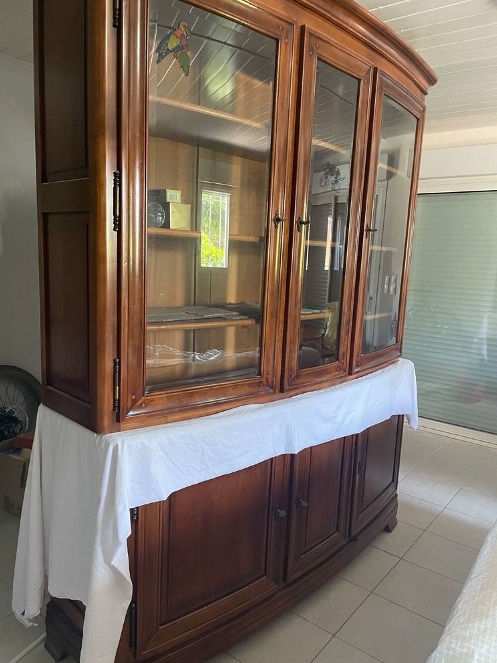TRES BEAU MEUBLE BAS 3 PORTES AVEC VITRINE. FORME ARRONDIE EN MERISIER Meubles