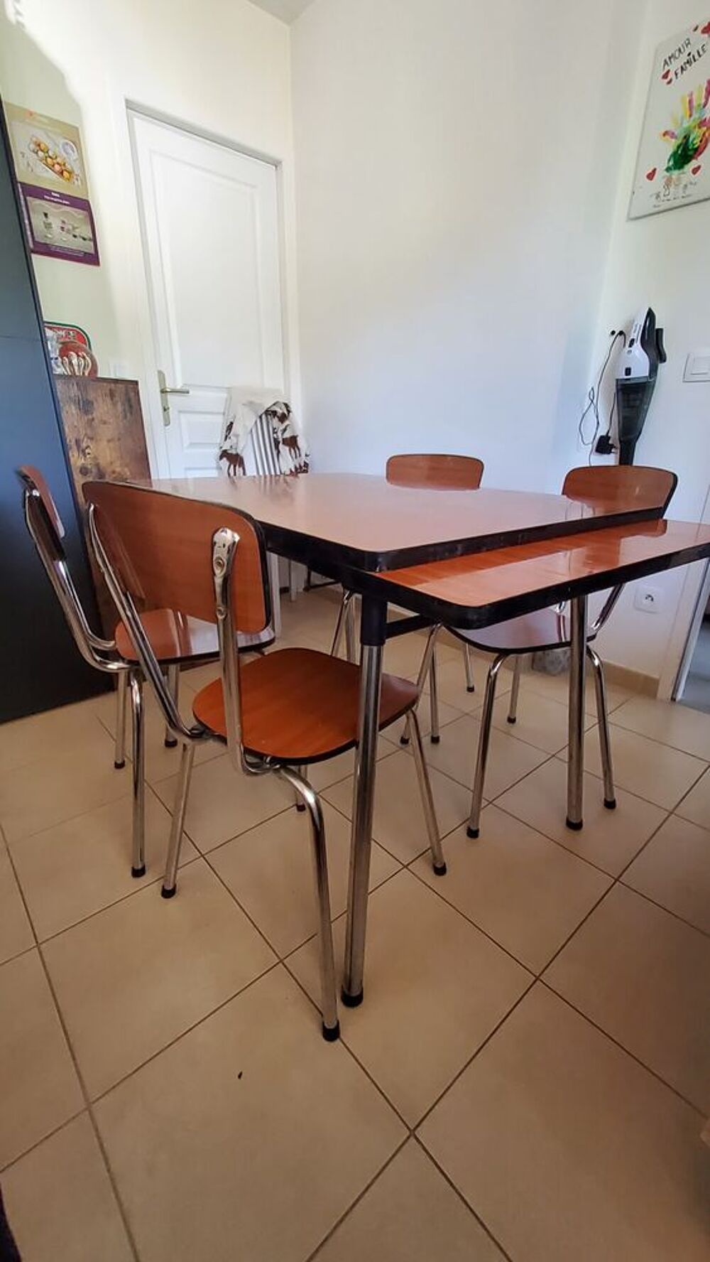 Table plus 4 chaises ann&eacute;e 1970 formica 
Meubles