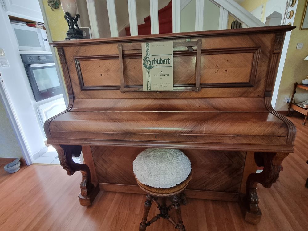 Un piano droit sign&eacute; "J. Lary Paris M&eacute;dailles d'or" Instruments de musique