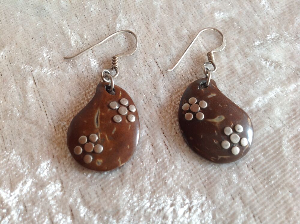 BOUCLES OREILLES GOUTTE NOIX DE COCO FLEURS M&Eacute;TAL Envoi Poss Bijoux et montres