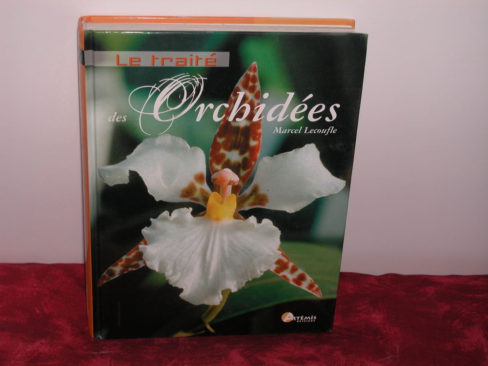 Biblioth&egrave;que compos&eacute; d'ouvrages divers en parfait &eacute;tat Livres et BD