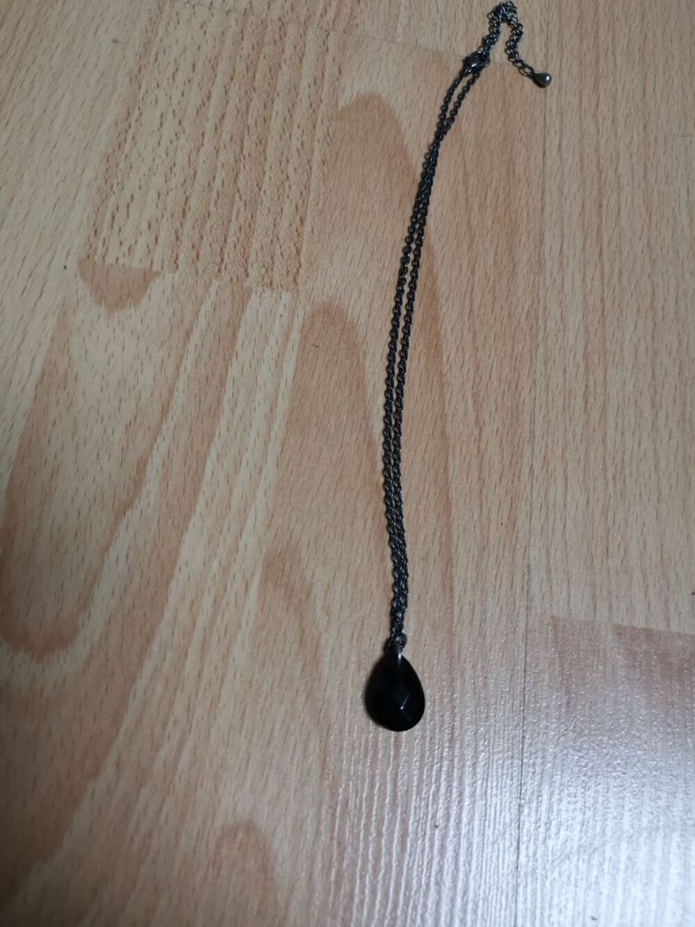 Collier noir sans marque, jamais port&eacute;. Bijoux et montres