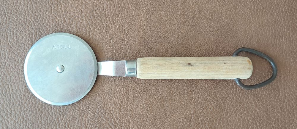 lot de 2 roulette &agrave; p&acirc;tes pizza en inox et manche en bois 
Cuisine