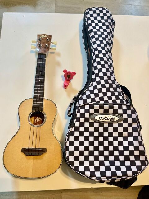 Ukul�l� soprano Aloha comme neuf + housse rembourr�e
Castres (81)