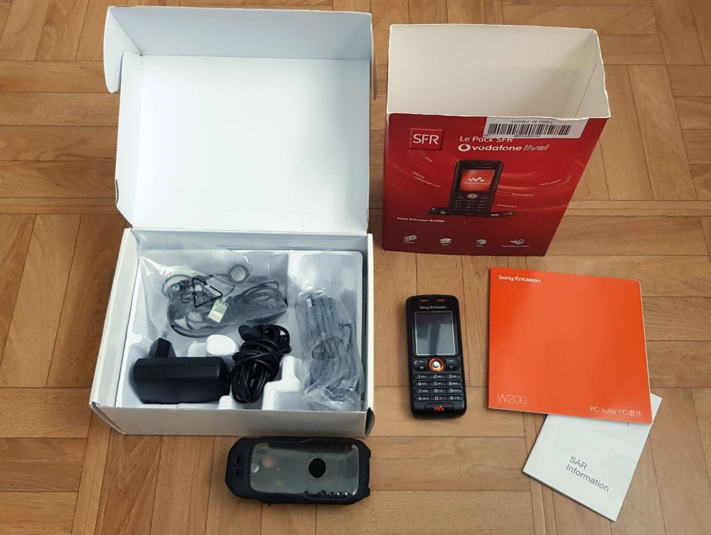 T&eacute;l&eacute;phone vintage Sony Ericsson W200i couleur noire et cuivr Tlphones et tablettes