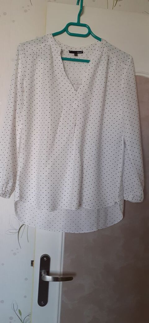 Chemisier blanc avec pois noirs 
6 Vihiers (49)