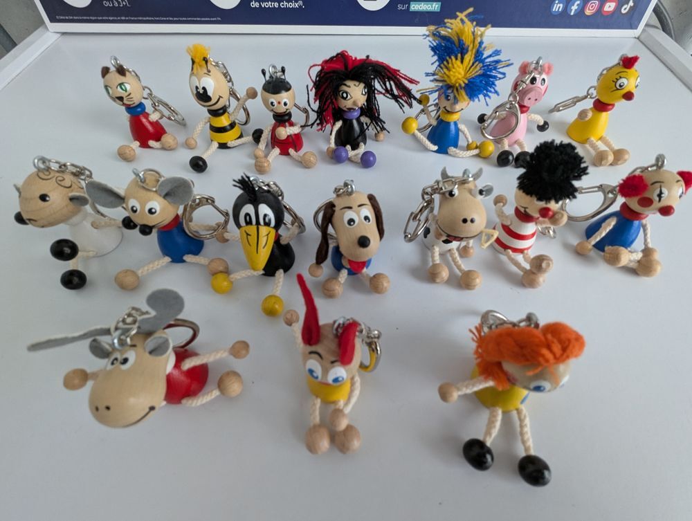 Lot porte cl&eacute;s figurine bois et porte photo, produits neuf. Bijoux et montres