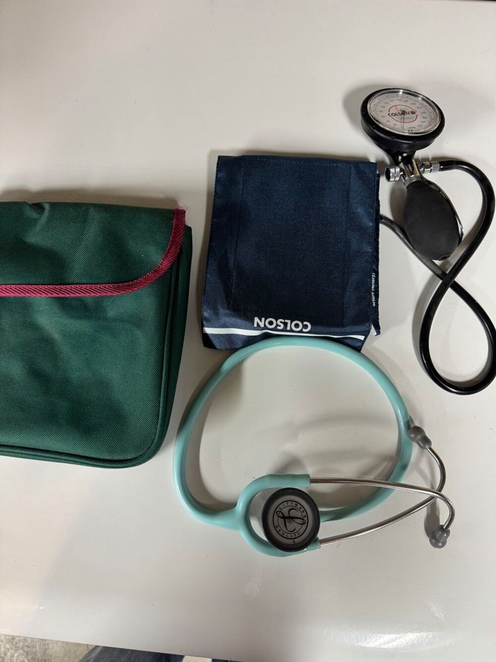 tensiom&egrave;tre avec st&eacute;thoscope Puriculture
