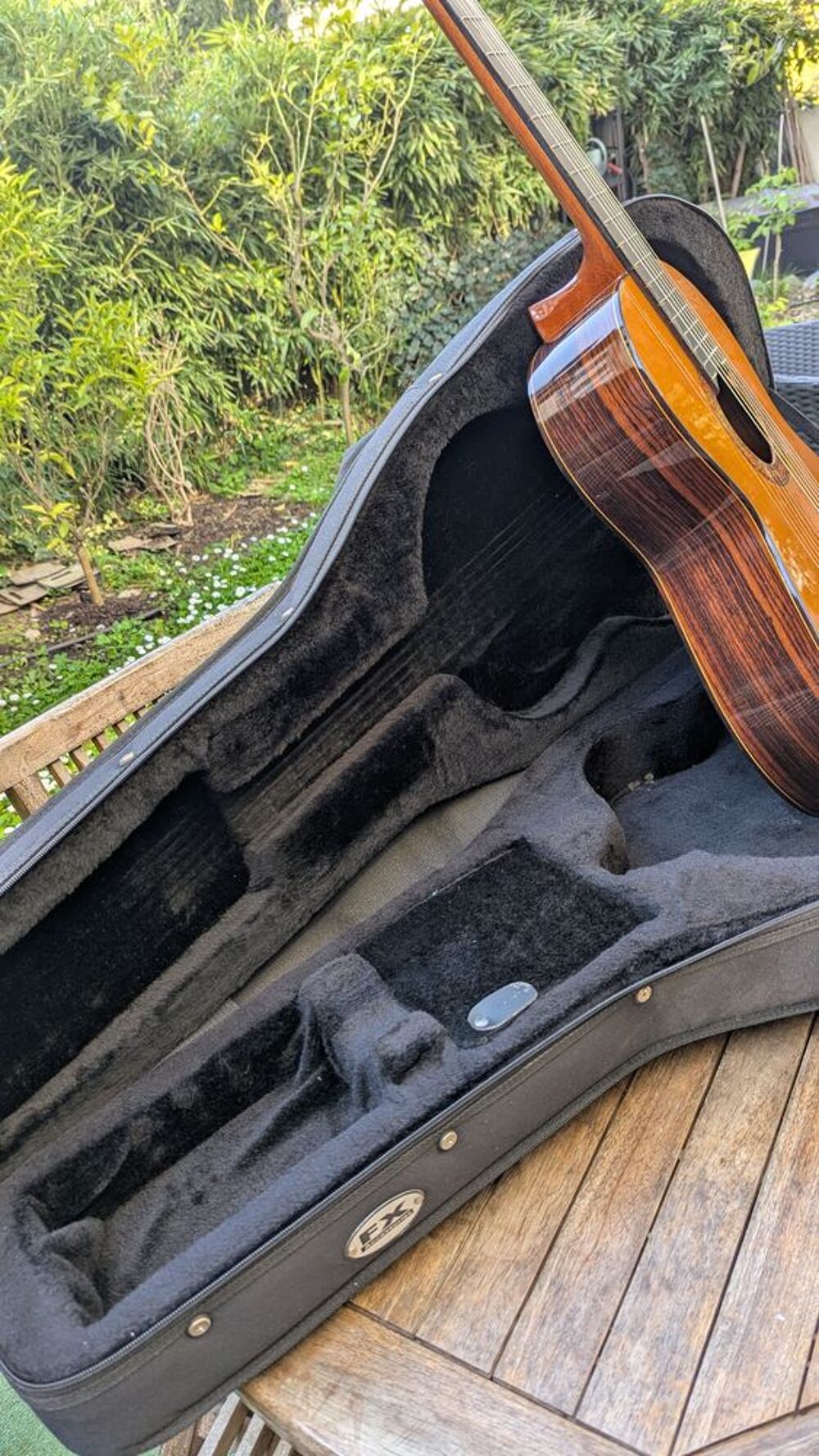 Guitare acoustique Alhambra dans son coffre de transport Instruments de musique