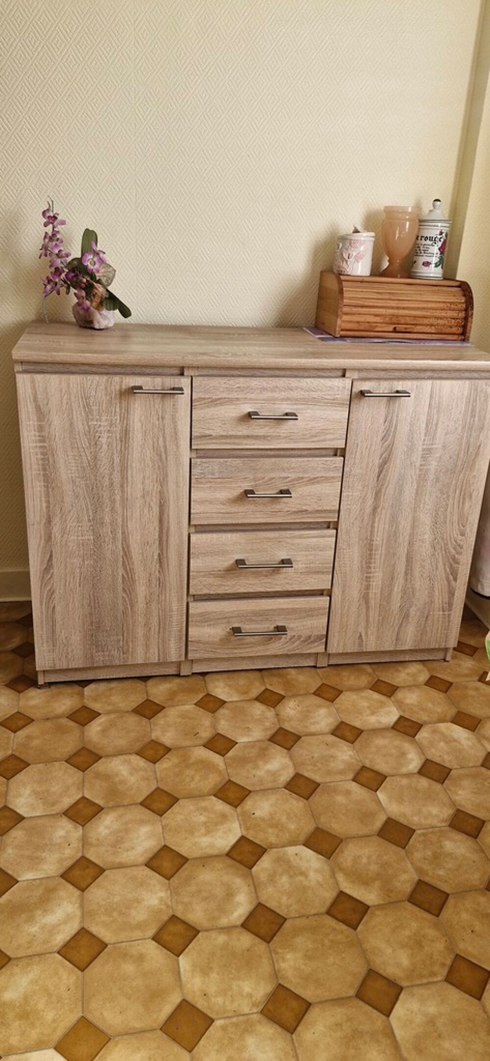 Buffet en bois clair avec tiroirs et portes Meubles