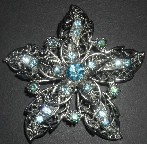 Broche en forme de fleur, Poids: 24 grammes,Diam�tre: 6 cm. 45 Montreuil (93)