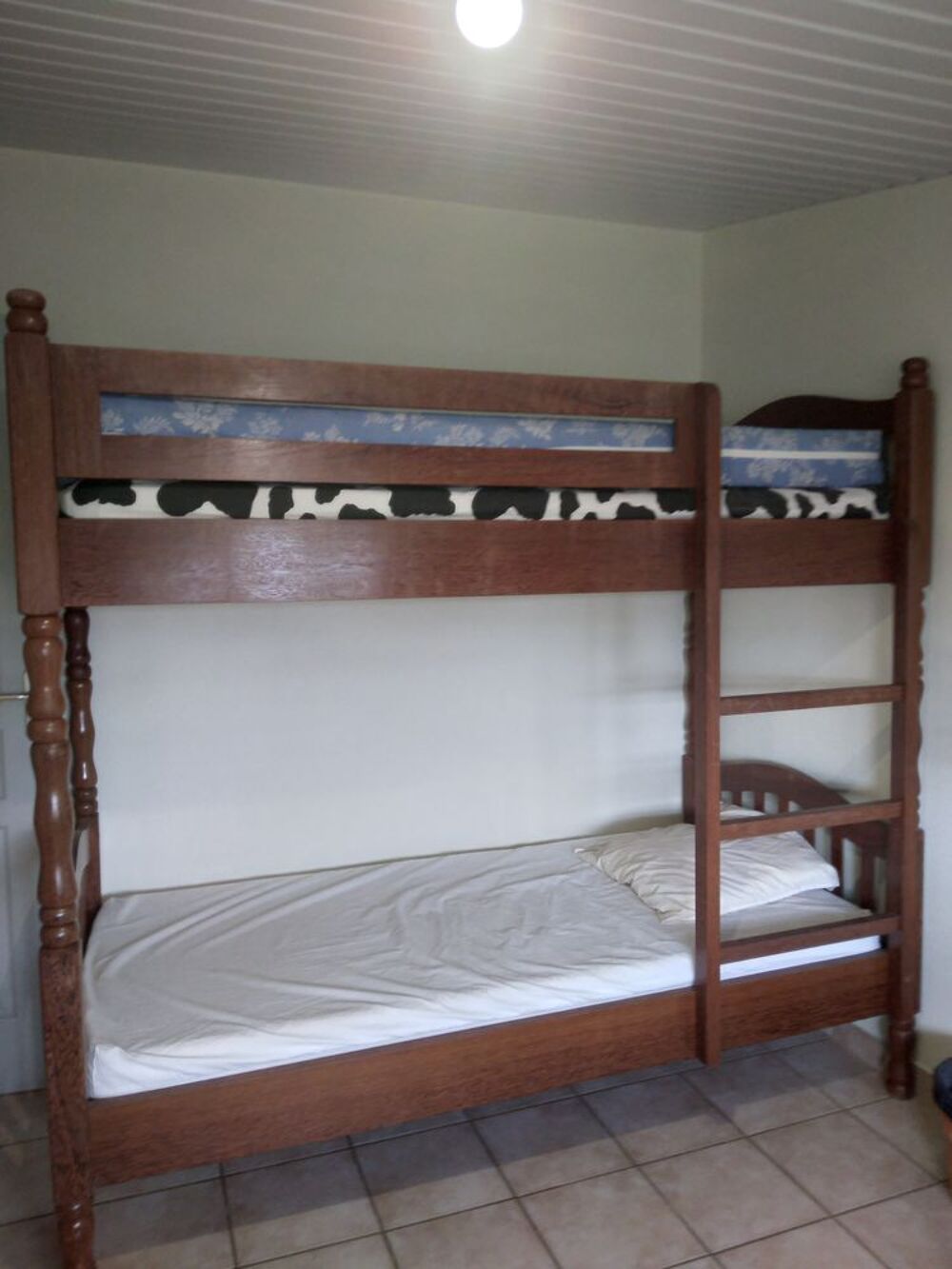 Lit superpos&eacute; et 2 matelas Meubles