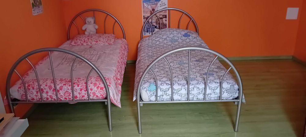 deux lits avec matelas et literie Mobilier enfants