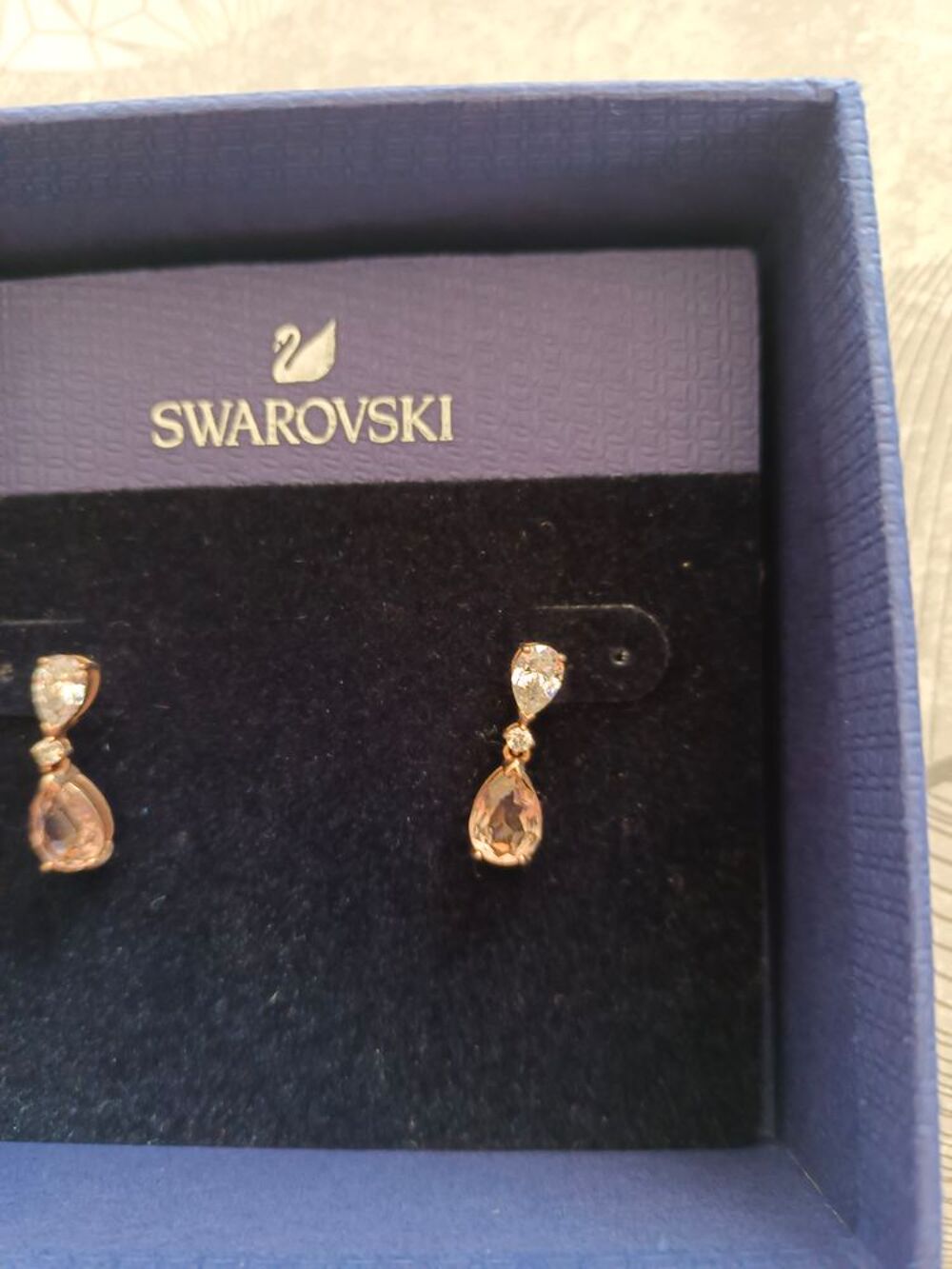 Boucles d'oreilles Swarovski rose &agrave; deux cristaux Bijoux et montres