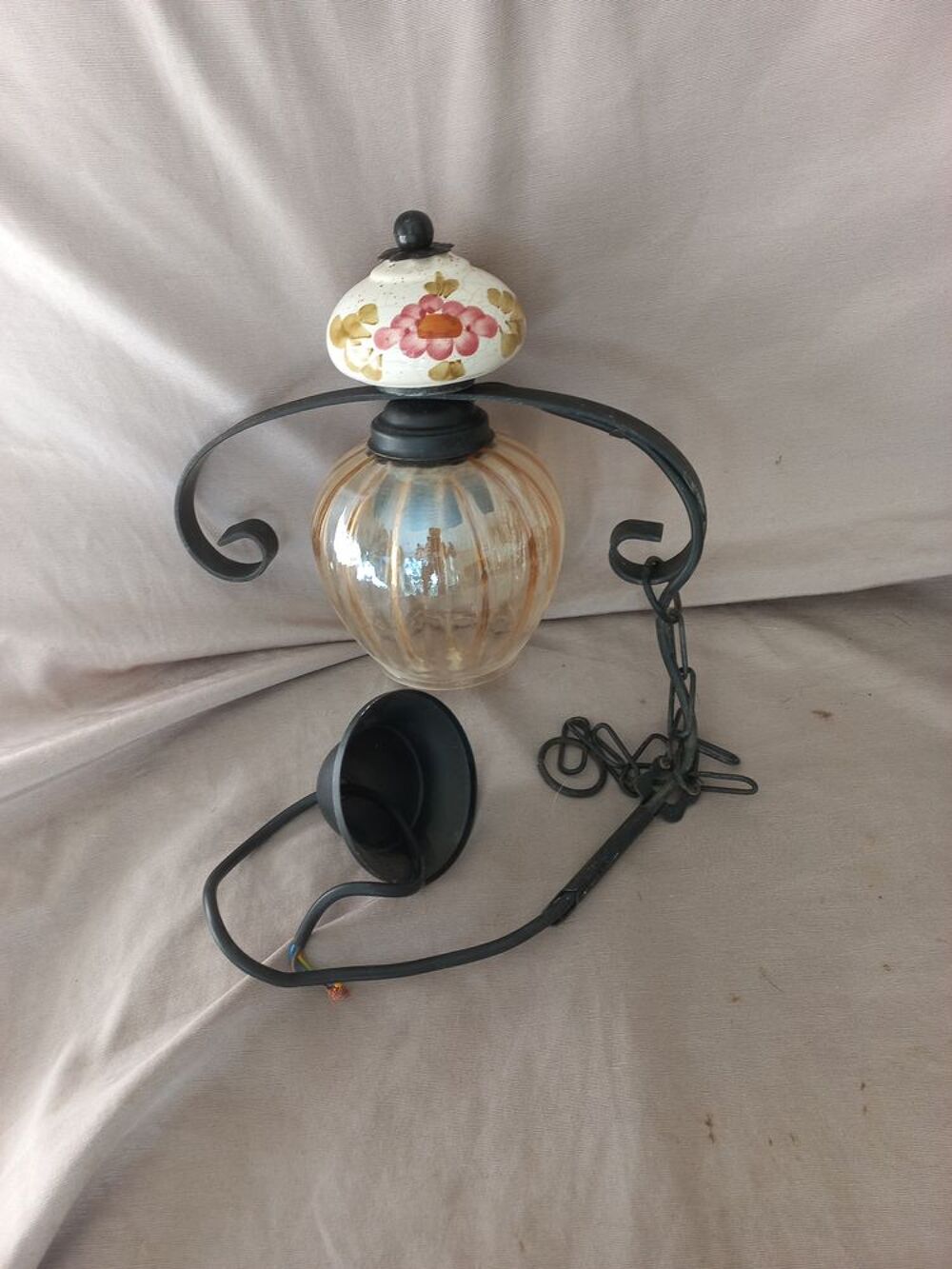lustre en bon &eacute;tat. Fa&iuml;ence + verre +fer forg&eacute;.
Décoration