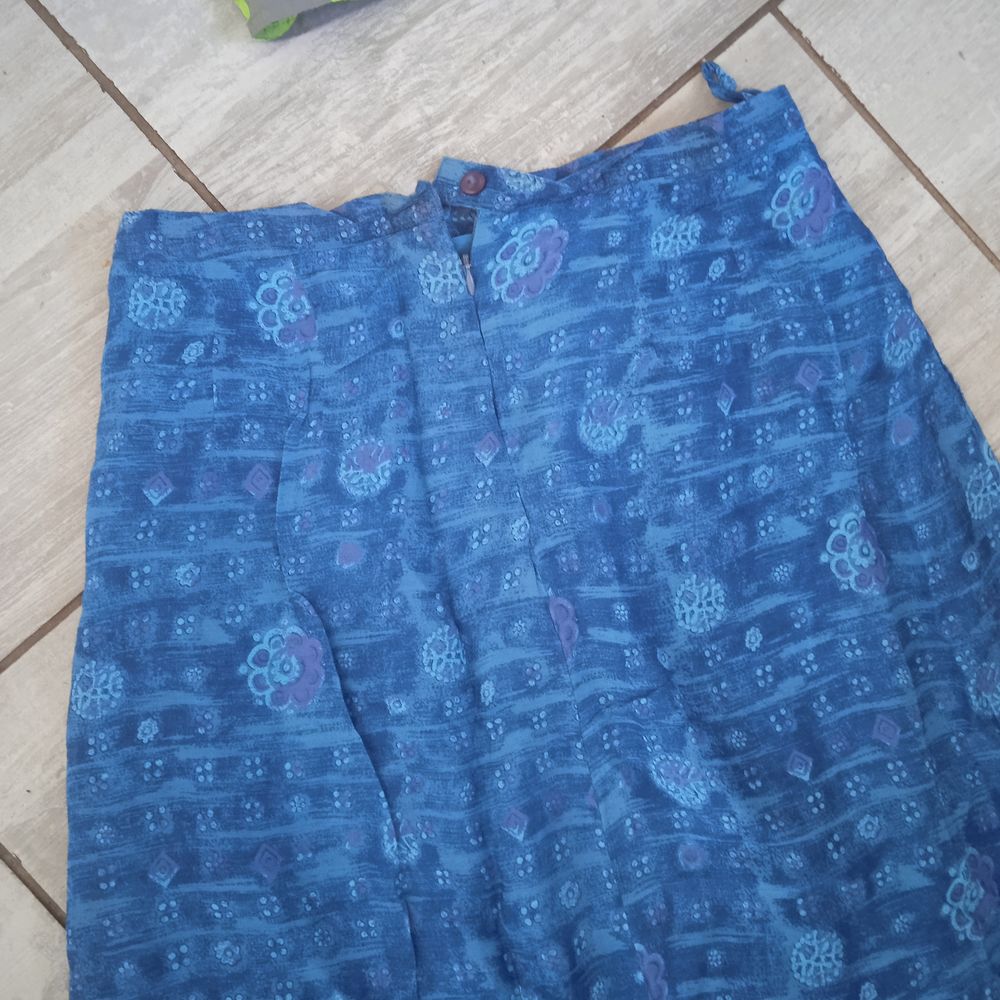 Jupe bleu longue taille 42 imprim&eacute;e fleurs bleues 65 % visco Vêtements