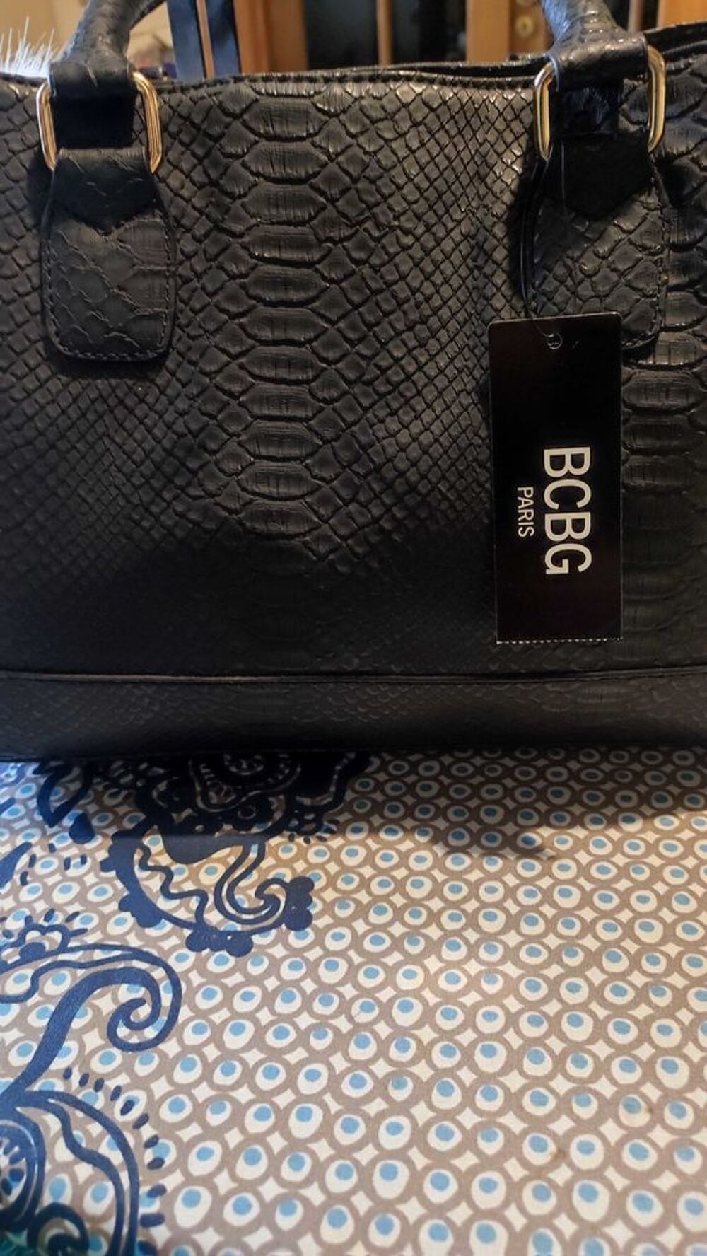 Superbe sac cuir vegan fa&ccedil;on reptile. breloque en fausse fourrure. BCBG. plusieurs compartiments int&eacute;rieur Maroquinerie