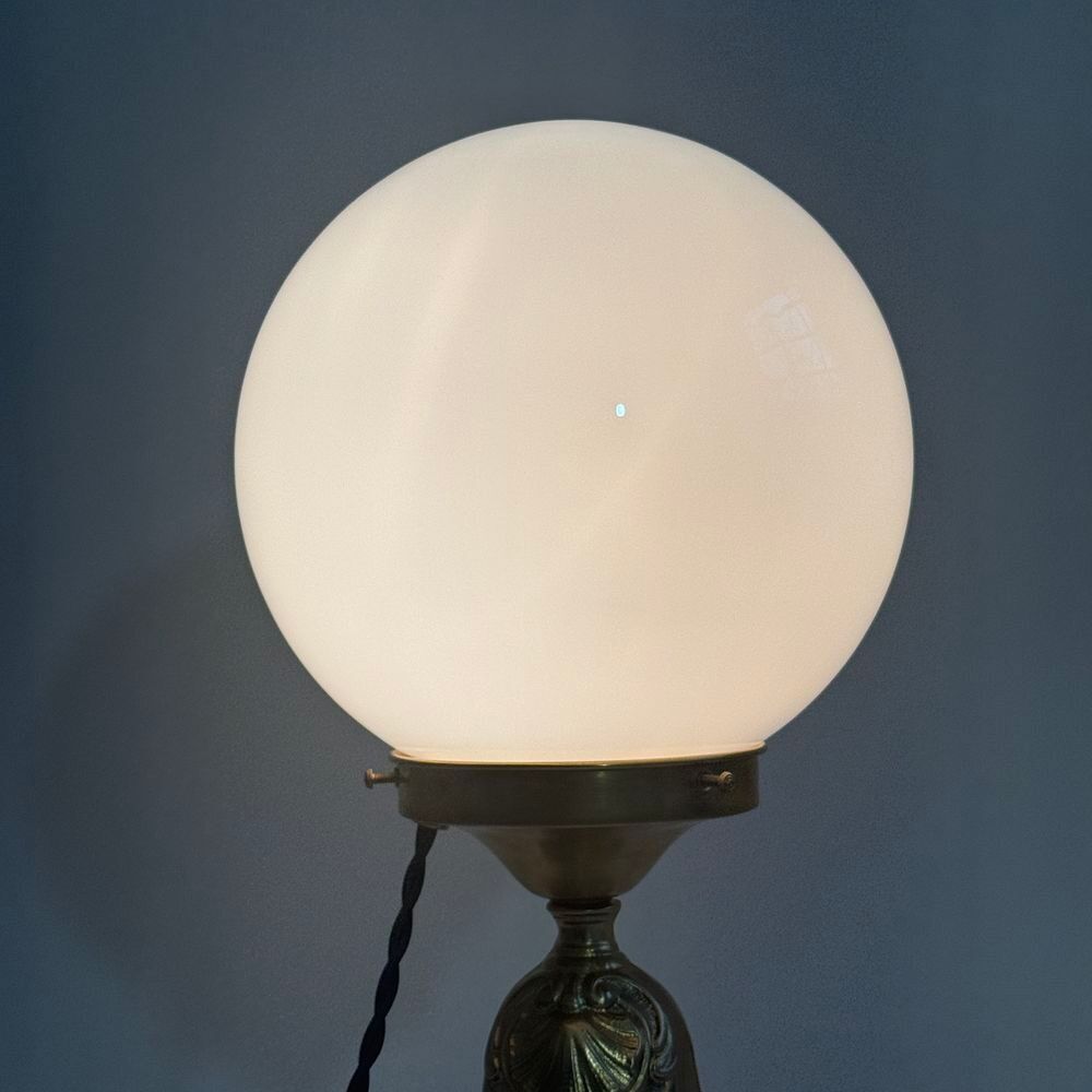 Ancienne lampe &agrave; poser laiton et opaline vintage Décoration