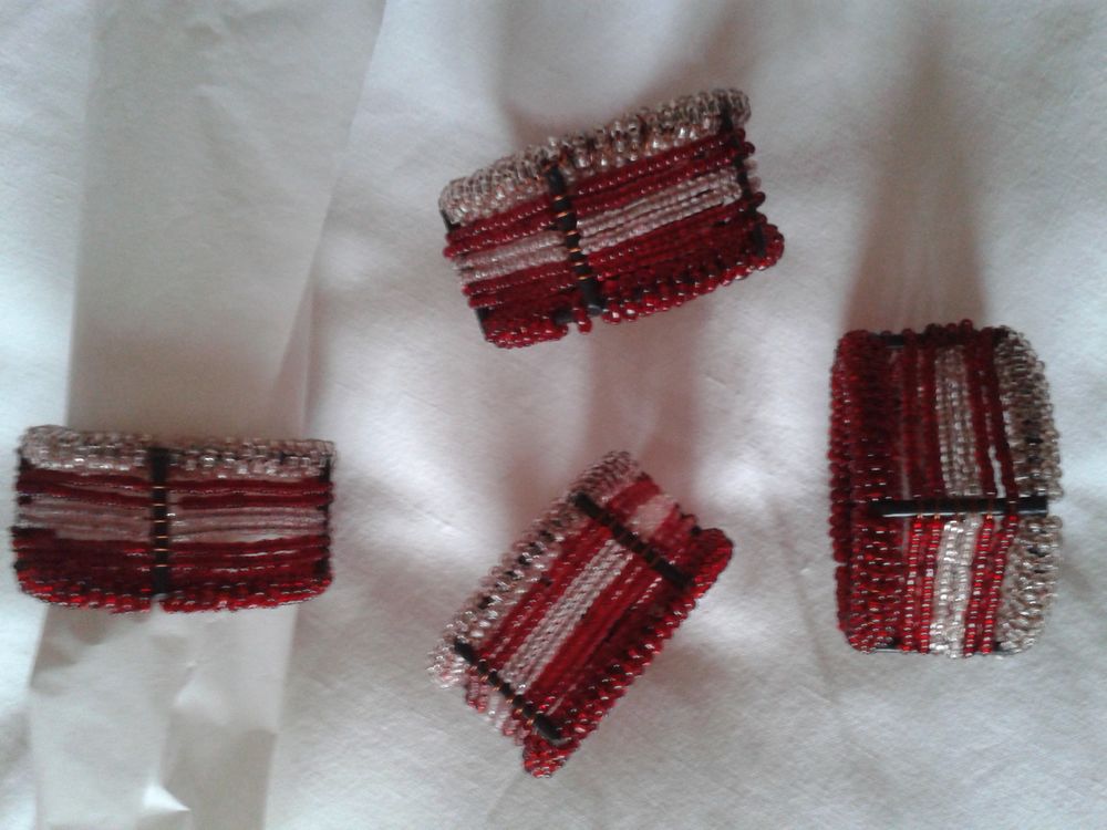 Ronds de serviette neufs en perles de verre bordeaux Cuisine
