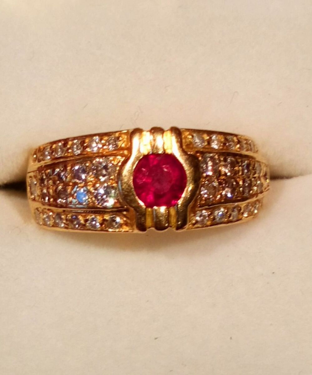 Bague Korloff avec rubis et 42 diamants. Bijoux et montres