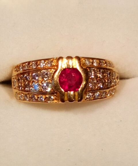 Bague Korloff avec rubis et 42 diamants. 1400 Montrond-les-Bains (42)