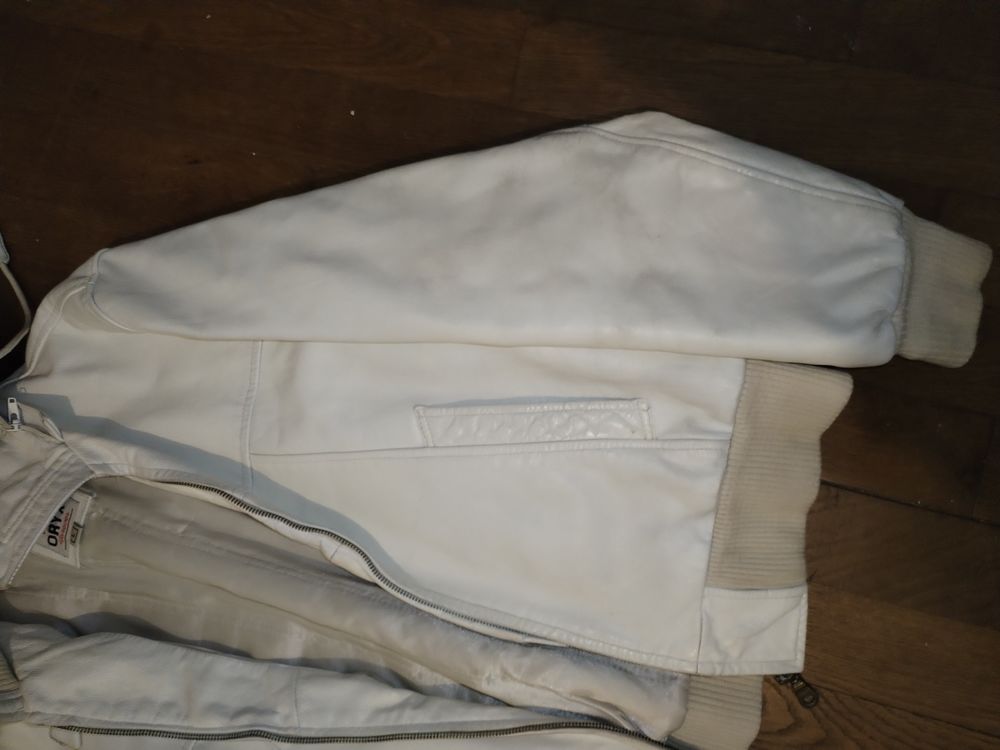 Blouson en cuir v&eacute;ritable blanc (taille L)
Vêtements