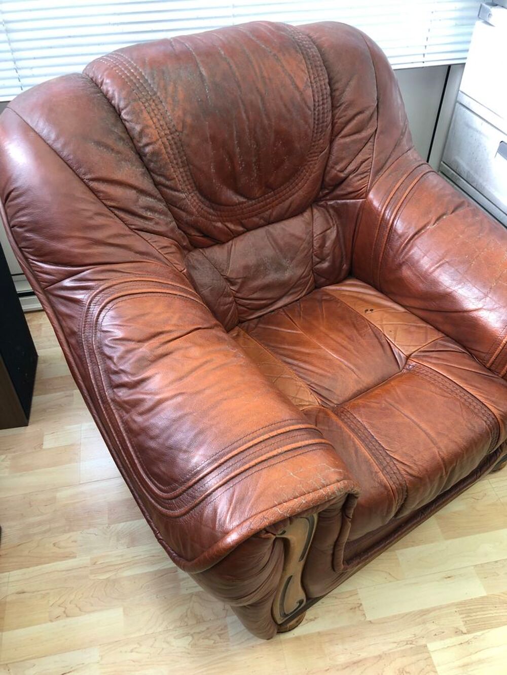 salon en cuir vachette maroon avec gros accoudoirs Maroquinerie