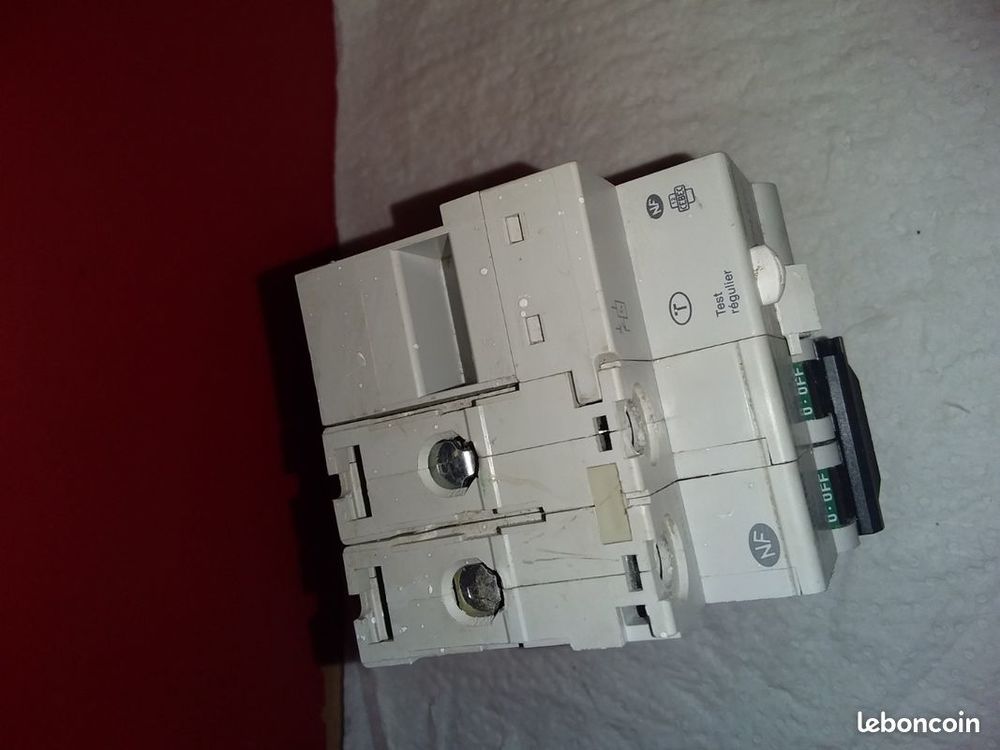 SCHNEIDER Disjoncteur diff&eacute;rentiel 30mA AC 26509 2P C60N C16 Bricolage