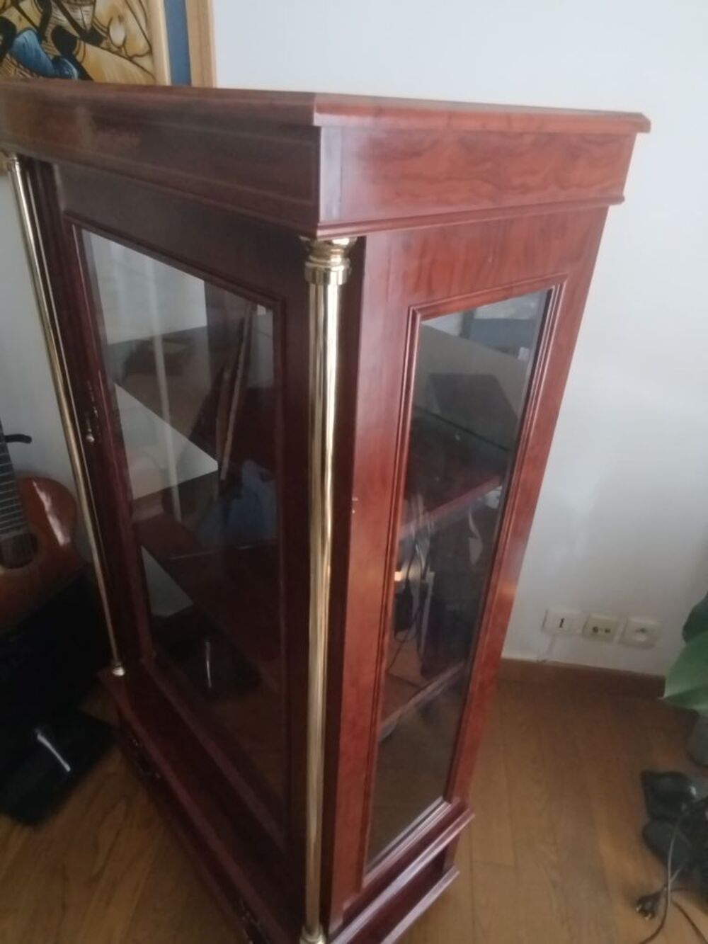 Vitrine en bois vitr&eacute;e avec fond miroir - style classique Meubles