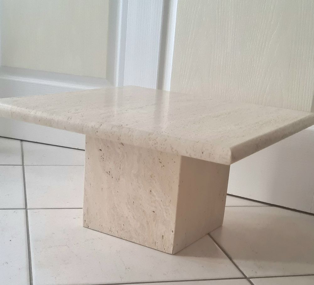 Petite table basse en travertin de Ligne Roset Meubles