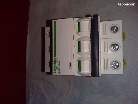A9F74306 - Disjoncteur triphas� 3P 6A Courbe C - 3 34 Serres-Castet (64)
