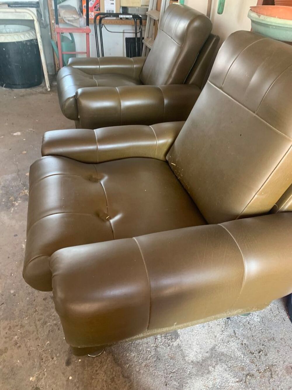 FAUTEUIL CUIR VERT LES DEUX PIECES TRES BONNE ETAT Meubles