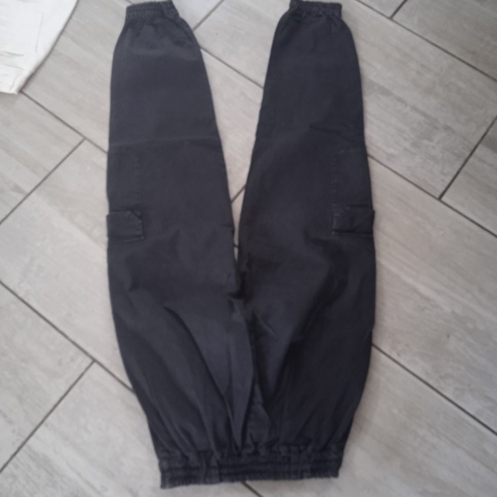 Pantalon toile noir marque pull &amp; Bear T 36 97% cont et 3% e Vêtements