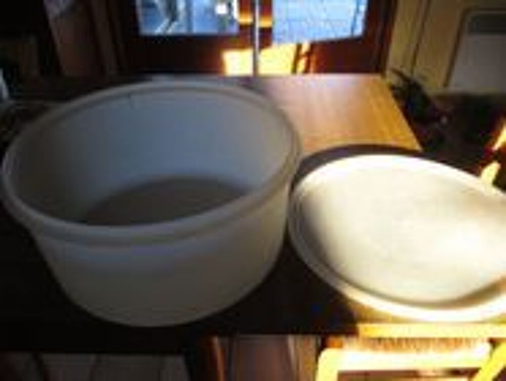 Tr&egrave;s grand tupperware rond et bien autres Décoration