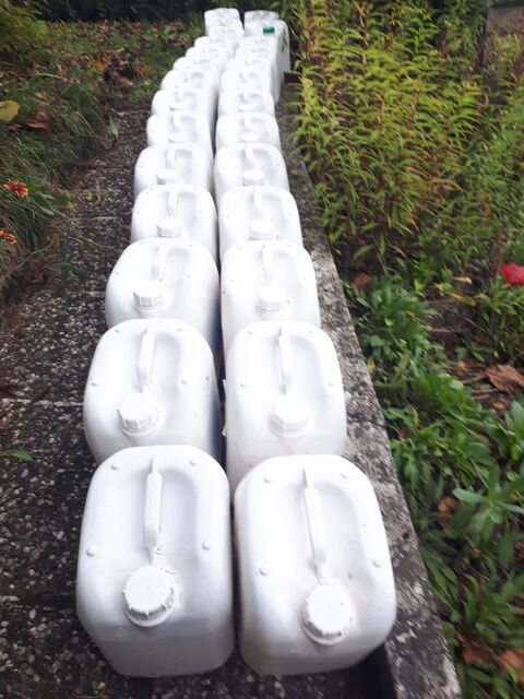 16 Bidons vides en plastique 6€ l'ensemble Montigny-Lencoup (77)