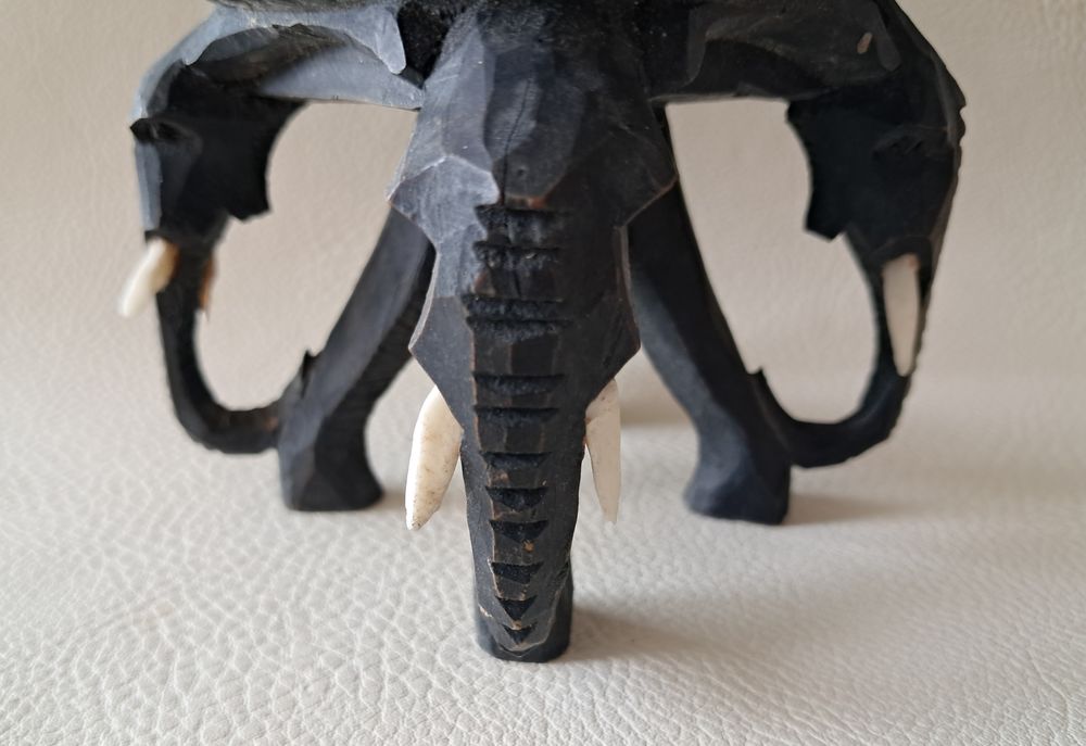 cendrier africain en bois d'&eacute;b&egrave;ne reposant sur 4 &eacute;l&eacute;phants Décoration